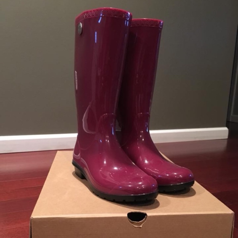 NIB size 9 UGG rain boots.  Garnet color.